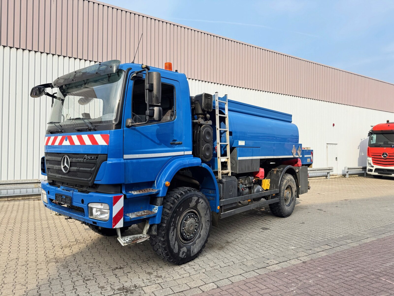 Mercedes-Benz Axor 1829 A 4x4 Axor 1829 A 4x4, Willig Tank ca. 8500l, 2 Kammern - Грузовик-цистерна: фото 1 Mercedes-Benz Axor 1829 A 4x4 Axor 1829 A 4x4, Willig Tank ca. 8500l, 2 Kammern - Грузовик-цистерна: фото 1
