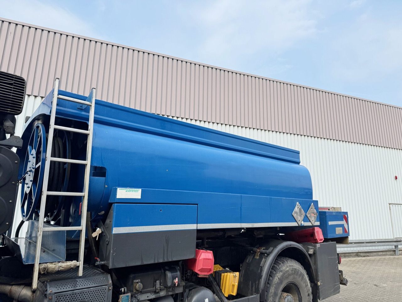 Mercedes-Benz Axor 1829 A 4x4 Axor 1829 A 4x4, Willig Tank ca. 8500l, 2 Kammern - Грузовик-цистерна: фото 4 Mercedes-Benz Axor 1829 A 4x4 Axor 1829 A 4x4, Willig Tank ca. 8500l, 2 Kammern - Грузовик-цистерна: фото 4