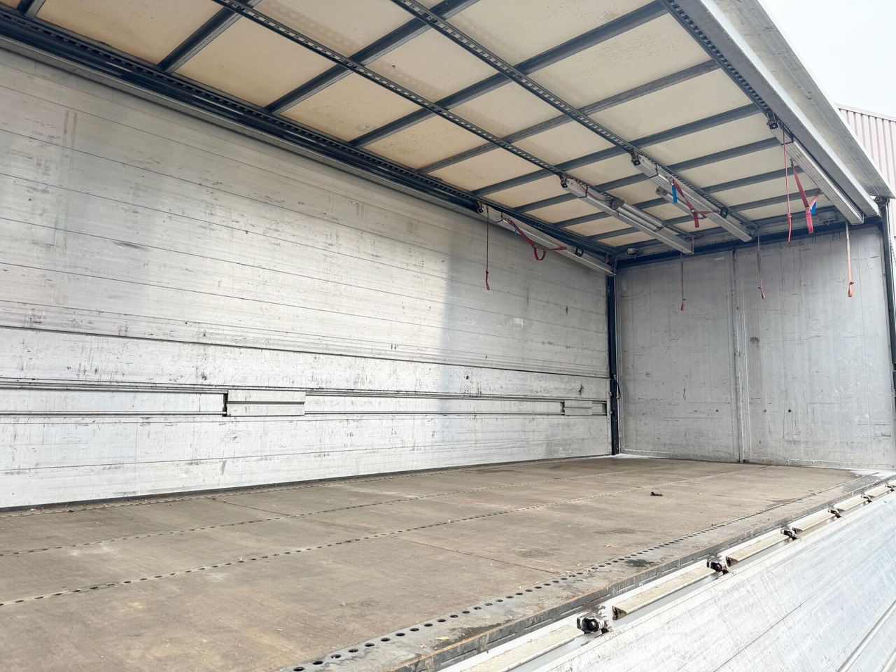 Грузовик с закрытым кузовом Mercedes-Benz Axor 1833 L 4x2 Axor 1833 L 4x2, Getränkekoffer: фото 13 Грузовик с закрытым кузовом Mercedes-Benz Axor 1833 L 4x2 Axor 1833 L 4x2, Getränkekoffer: фото 13