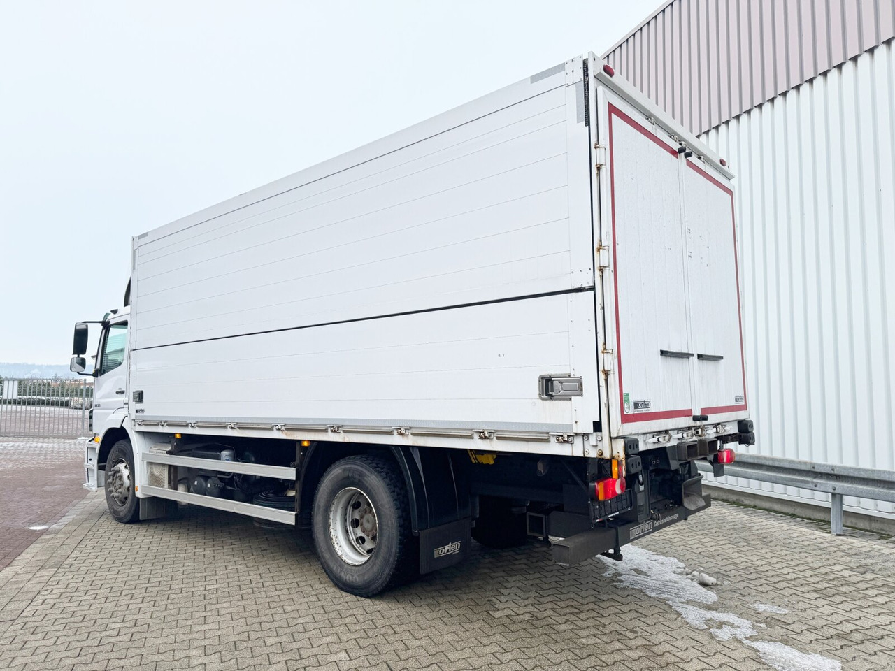 Грузовик с закрытым кузовом Mercedes-Benz Axor 1833 L 4x2 Axor 1833 L 4x2, Getränkekoffer: фото 10 Грузовик с закрытым кузовом Mercedes-Benz Axor 1833 L 4x2 Axor 1833 L 4x2, Getränkekoffer: фото 10