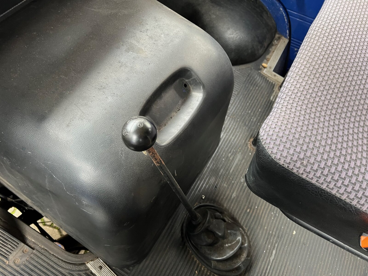 Mercedes-Benz L 407 D 4x2 Doka L 407 D 4x2 Doka, Ex-THW - Тентованный грузовик: фото 3 Mercedes-Benz L 407 D 4x2 Doka L 407 D 4x2 Doka, Ex-THW - Тентованный грузовик: фото 3