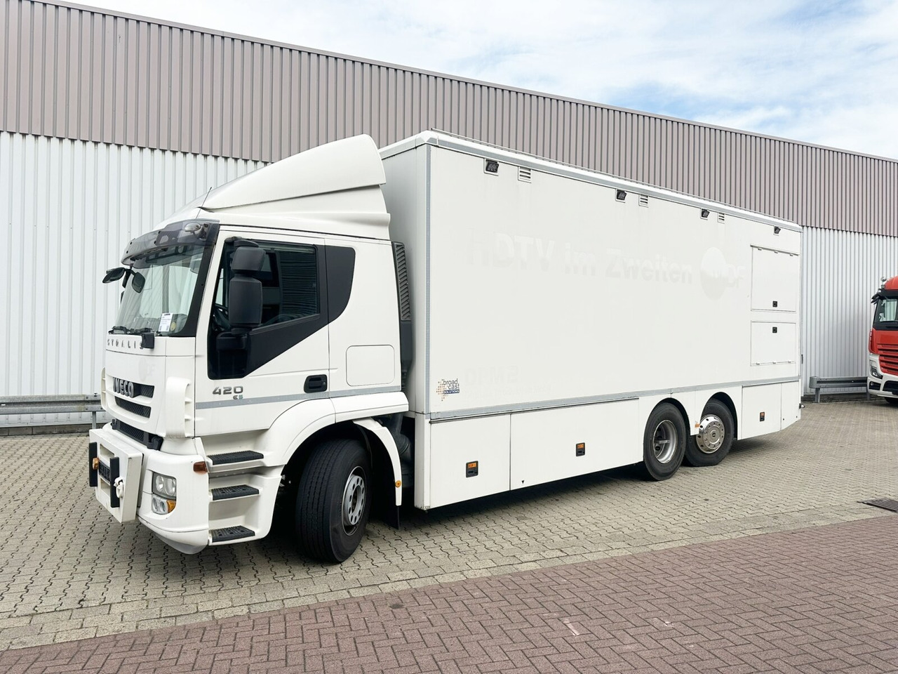 Stralis AT260S42Y/FS 6x2 Stralis AT260S42Y/FS 6x2, Übertragungswagen - Грузовик с закрытым кузовом: фото 1 Stralis AT260S42Y/FS 6x2 Stralis AT260S42Y/FS 6x2, Übertragungswagen - Грузовик с закрытым кузовом: фото 1