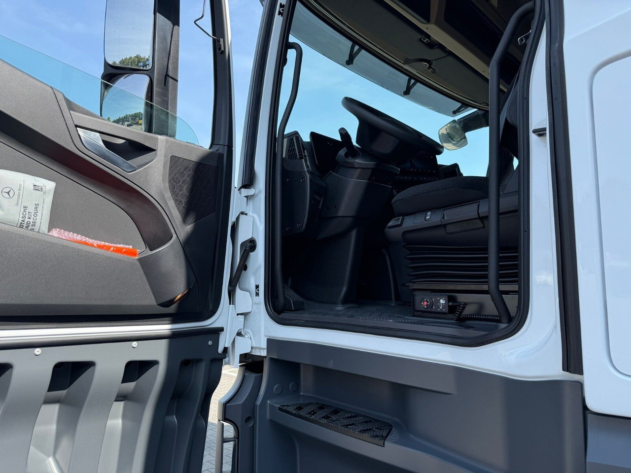 Mercedes-Benz Actros 1845 LSnRL 4x2 Actros 1845 LSnRL 4x2, Retarder, Volumer, MultimediaCockpit, Navi - Тягач: фото 4 Mercedes-Benz Actros 1845 LSnRL 4x2 Actros 1845 LSnRL 4x2, Retarder, Volumer, MultimediaCockpit, Navi - Тягач: фото 4