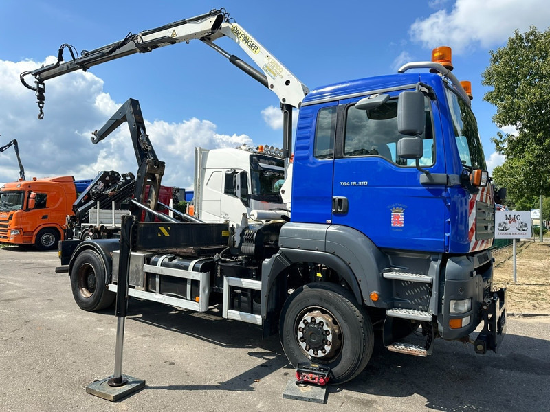 MAN TGA 18.310 4x4 HOOKLIFT + CRANE PALFINGER PK12000 - RADIO - ROTATOR - STEEL SPRING / HUB REDUCTION - MANUAL ZF - BE TRUCK - Крюковой мультилифт, Автоманипулятор: фото 1 MAN TGA 18.310 4x4 HOOKLIFT + CRANE PALFINGER PK12000 - RADIO - ROTATOR - STEEL SPRING / HUB REDUCTION - MANUAL ZF - BE TRUCK - Крюковой мультилифт, Автоманипулятор: фото 1