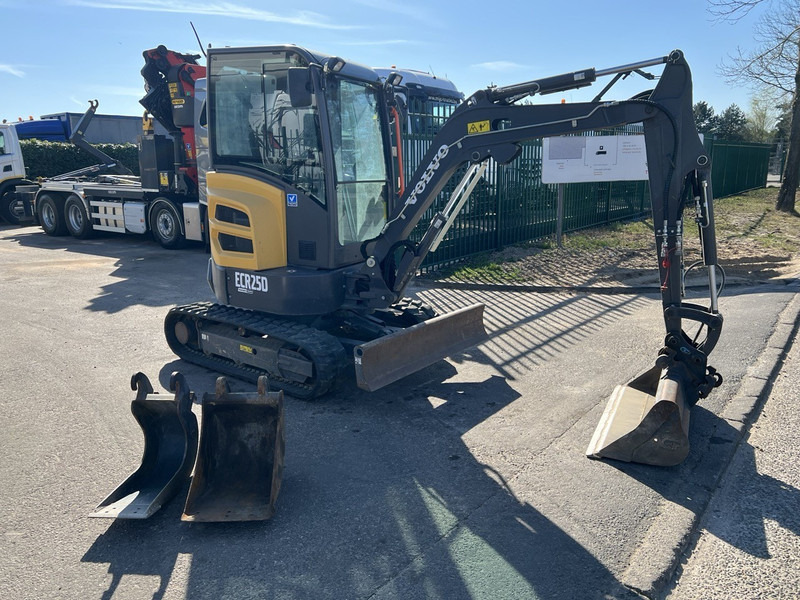 Volvo ECR25D 3 BAKKEN - 635 UREN - SLOOP + SORTEERFUNCTIE - EXTRA HYDR. LEIDINGEN - Мини-экскаватор: фото 1 Volvo ECR25D 3 BAKKEN - 635 UREN - SLOOP + SORTEERFUNCTIE - EXTRA HYDR. LEIDINGEN - Мини-экскаватор: фото 1