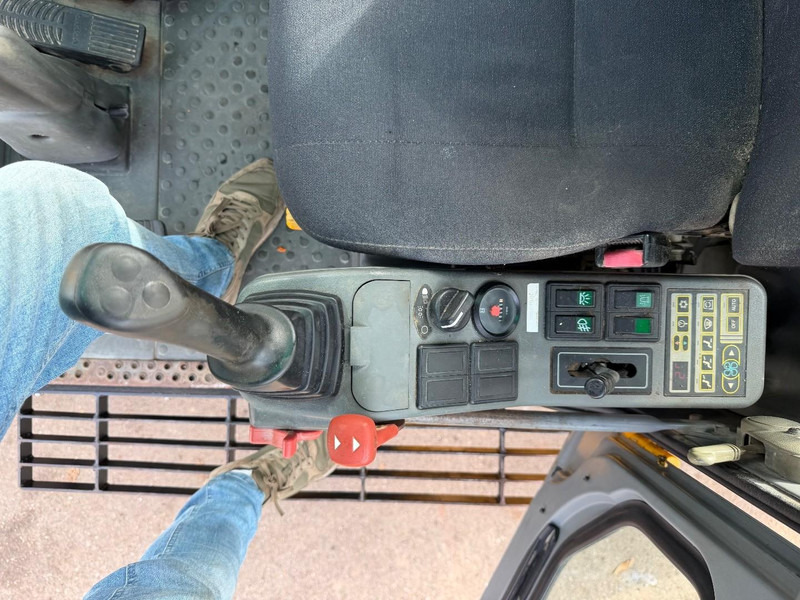 Колёсный экскаватор Volvo EW 140 B *FULL HYDR* - BLADE - 10.485h - TILT BUCKET -  CE - NL MACHINE - GOOD CONDITION: фото 11