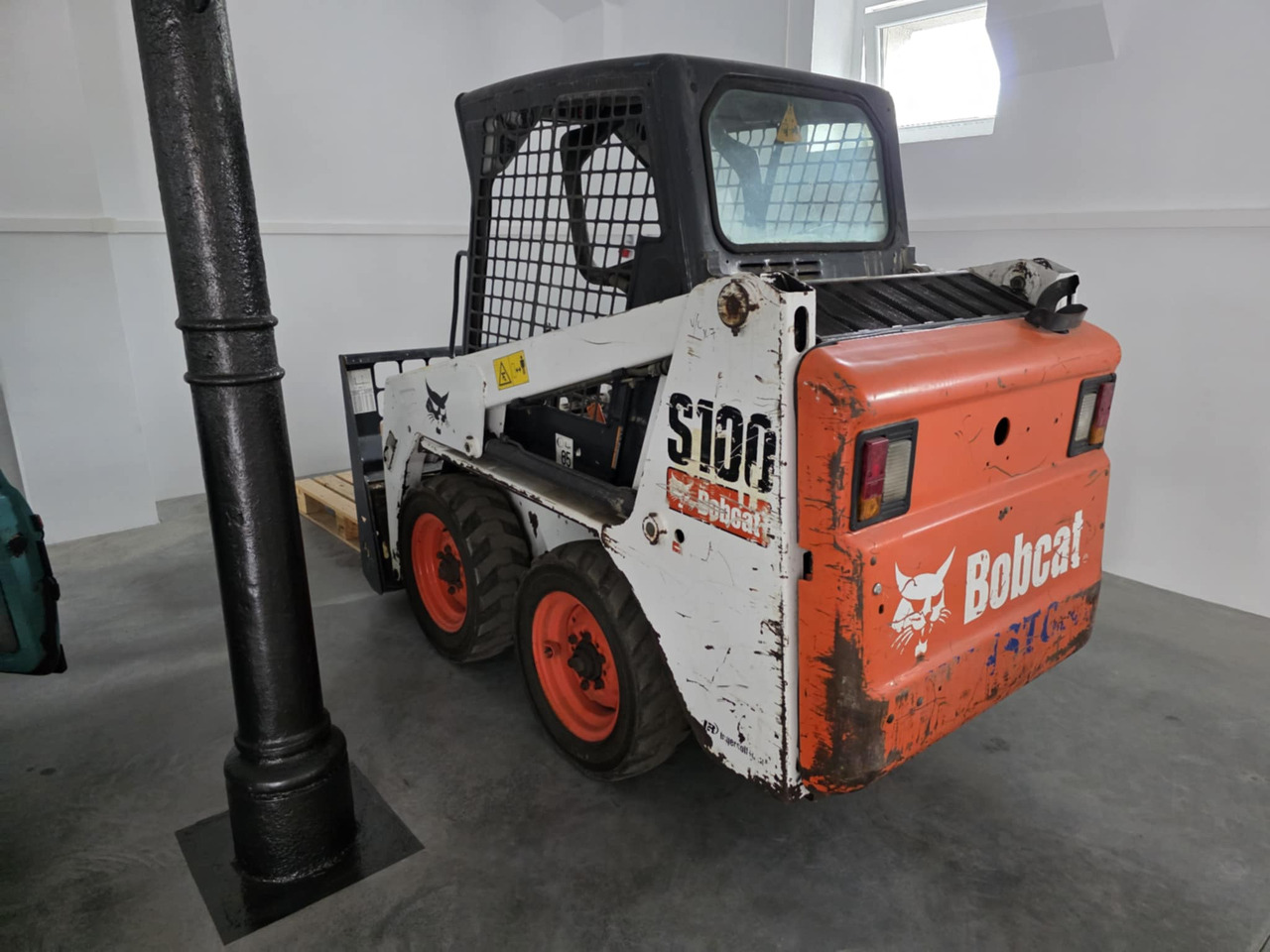 BOBCAT S100 - Мини-погрузчик с бортовым поворотом: фото 1 BOBCAT S100 - Мини-погрузчик с бортовым поворотом: фото 1