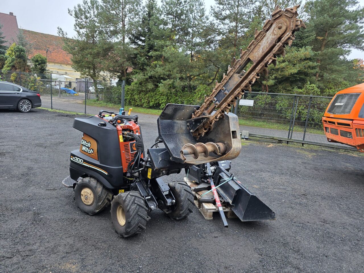 Ditch Witch R300 - Мини-экскаватор: фото 2 Ditch Witch R300 - Мини-экскаватор: фото 2
