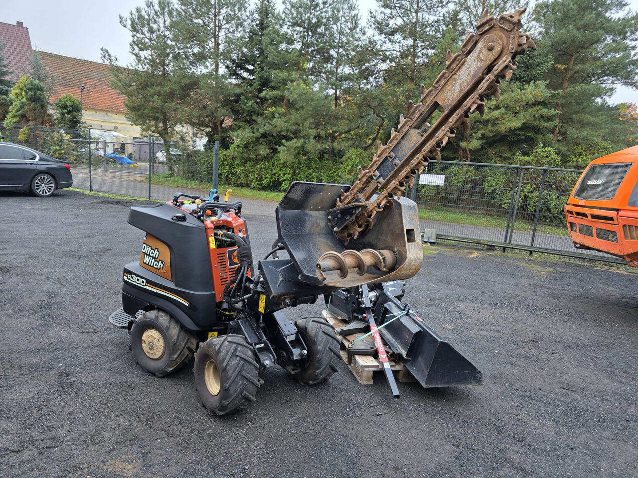 Ditch Witch R300 - Мини-экскаватор: фото 1 Ditch Witch R300 - Мини-экскаватор: фото 1