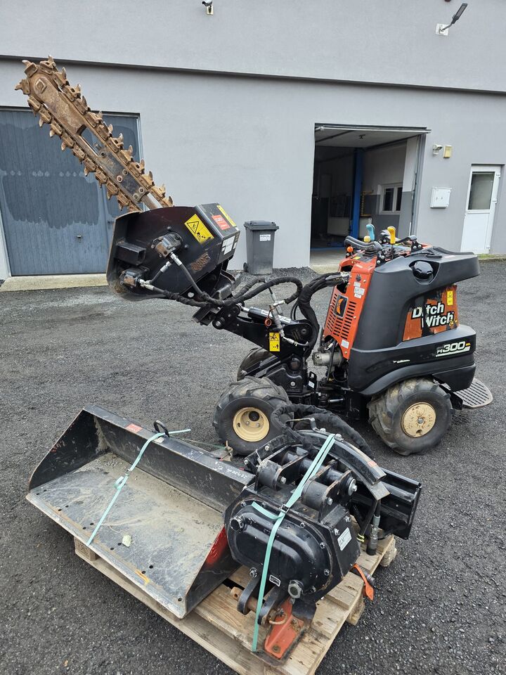 Ditch Witch R300 - Мини-экскаватор: фото 4 Ditch Witch R300 - Мини-экскаватор: фото 4