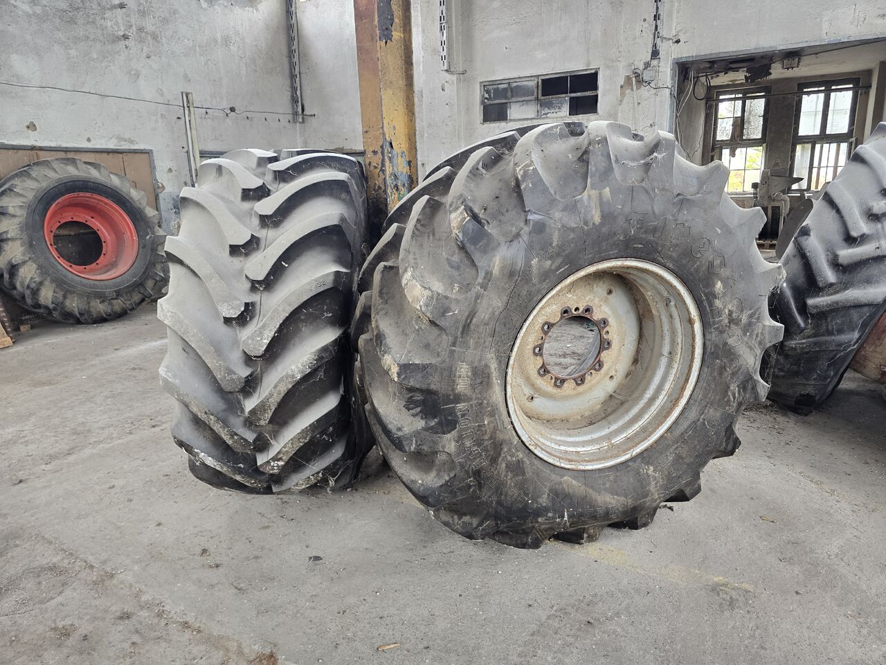 FIRESTONE 800/65 R32 (30.5 LR32) - Колесо для Сельскохозяйственной техники: фото 1 FIRESTONE 800/65 R32 (30.5 LR32) - Колесо для Сельскохозяйственной техники: фото 1