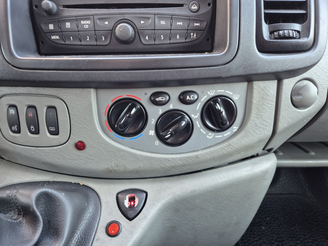 RENAULT Trafic 2.0 dCi 115 KM - Машина скорой помощи: фото 4 RENAULT Trafic 2.0 dCi 115 KM - Машина скорой помощи: фото 4