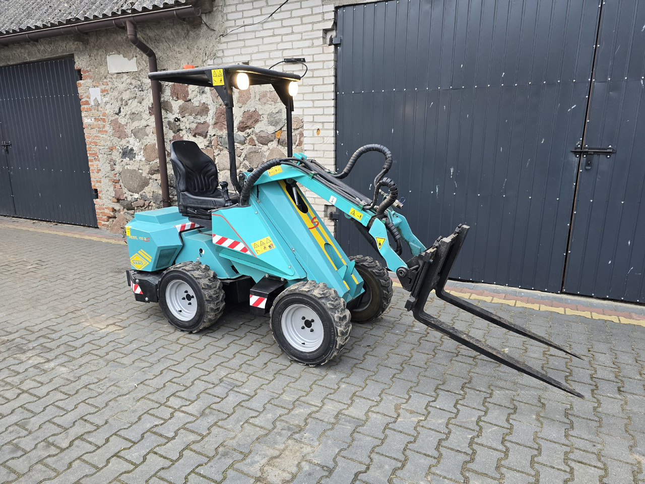 VANO 120 DS - Мини-погрузчик с бортовым поворотом: фото 3 VANO 120 DS - Мини-погрузчик с бортовым поворотом: фото 3