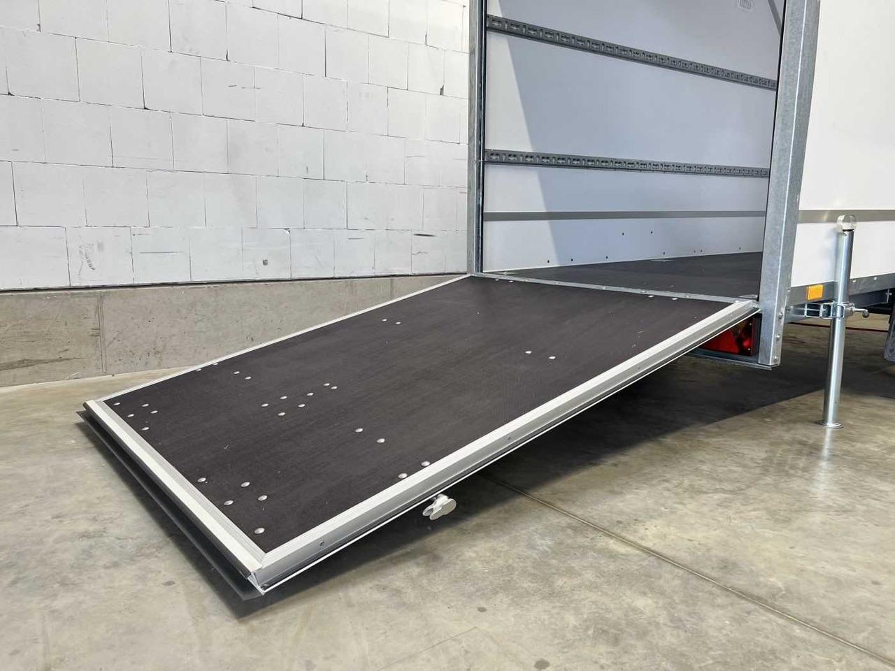 Новый Прицеп-фургон BLYSS F1330HD Seitentür,Fenster,Aero Kofferanhänger: фото 8