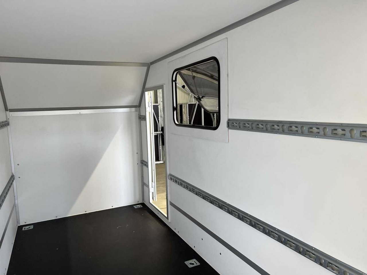 Новый Прицеп-фургон BLYSS F1330HD Seitentür,Fenster,Aero Kofferanhänger: фото 12