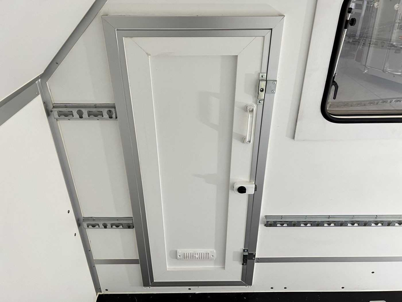 Новый Прицеп-фургон BLYSS F1330HD Seitentür,Fenster,Aero Kofferanhänger: фото 18