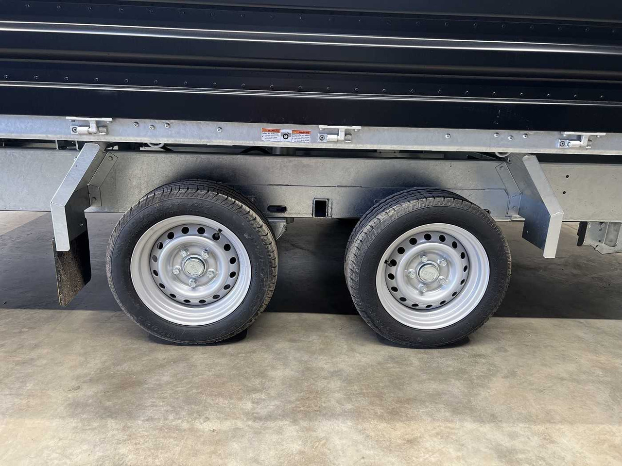 Новый Самосвальный прицеп HUMBAUR HTK 3500.37 Stahl Black Dreiseitenkipper: фото 7