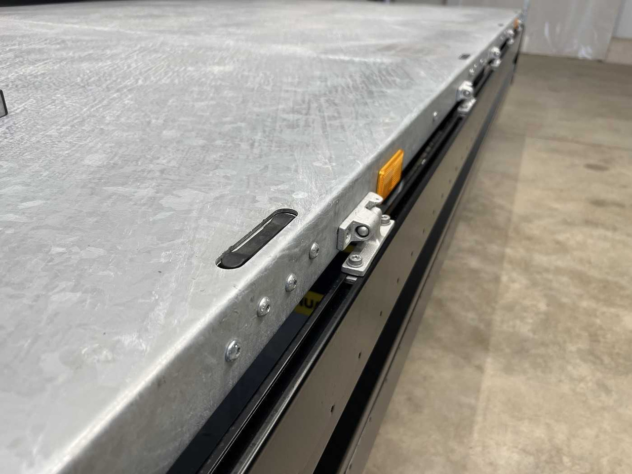 Новый Самосвальный прицеп HUMBAUR HTK 3500.37 Stahl Black Dreiseitenkipper: фото 13