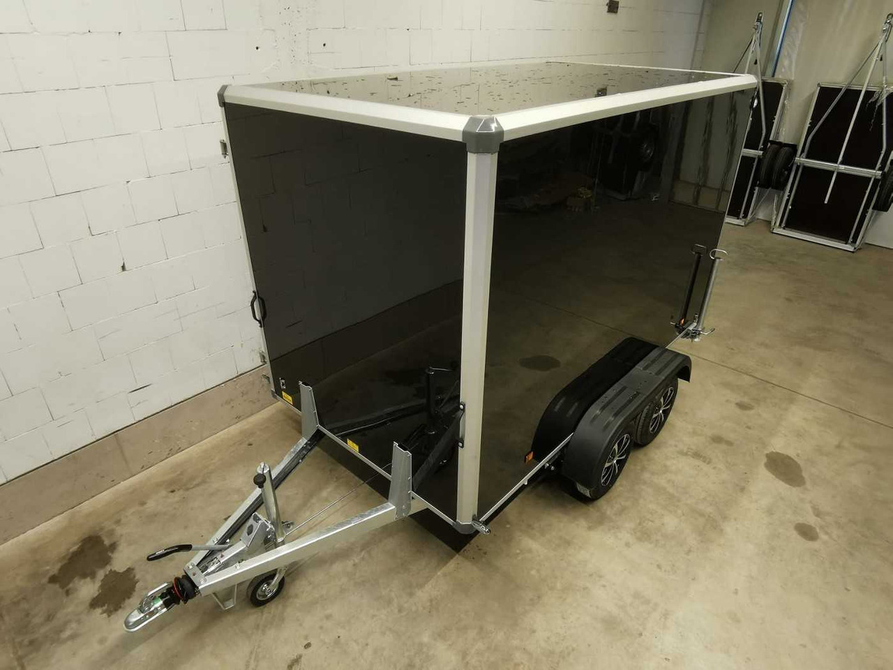 Новый Прицеп-фургон VARIANT Night Edition Tandem Tür Kofferanhänger: фото 13 Новый Прицеп-фургон VARIANT Night Edition Tandem Tür Kofferanhänger: фото 13