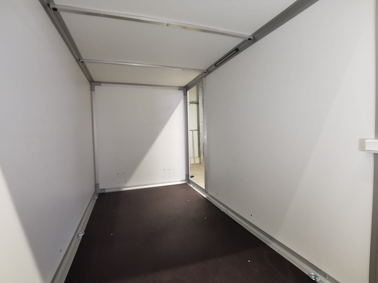 Новый Прицеп-фургон VARIANT Night Edition Tandem Tür Kofferanhänger: фото 14 Новый Прицеп-фургон VARIANT Night Edition Tandem Tür Kofferanhänger: фото 14