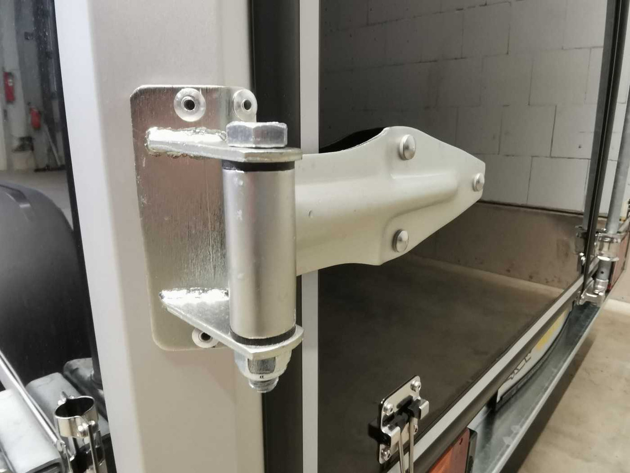 Новый Прицеп-фургон VARIANT Night Edition Tandem Tür Kofferanhänger: фото 15 Новый Прицеп-фургон VARIANT Night Edition Tandem Tür Kofferanhänger: фото 15