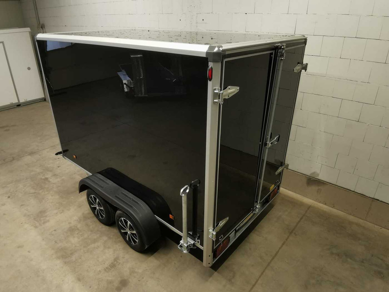 Новый Прицеп-фургон VARIANT Night Edition Tandem Tür Kofferanhänger: фото 19 Новый Прицеп-фургон VARIANT Night Edition Tandem Tür Kofferanhänger: фото 19