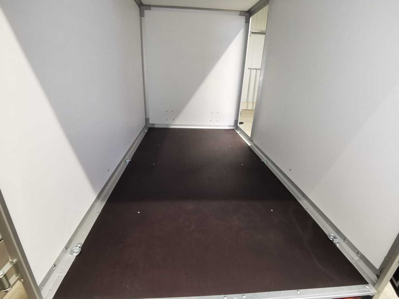 Новый Прицеп-фургон VARIANT Night Edition Tandem Tür Kofferanhänger: фото 10 Новый Прицеп-фургон VARIANT Night Edition Tandem Tür Kofferanhänger: фото 10