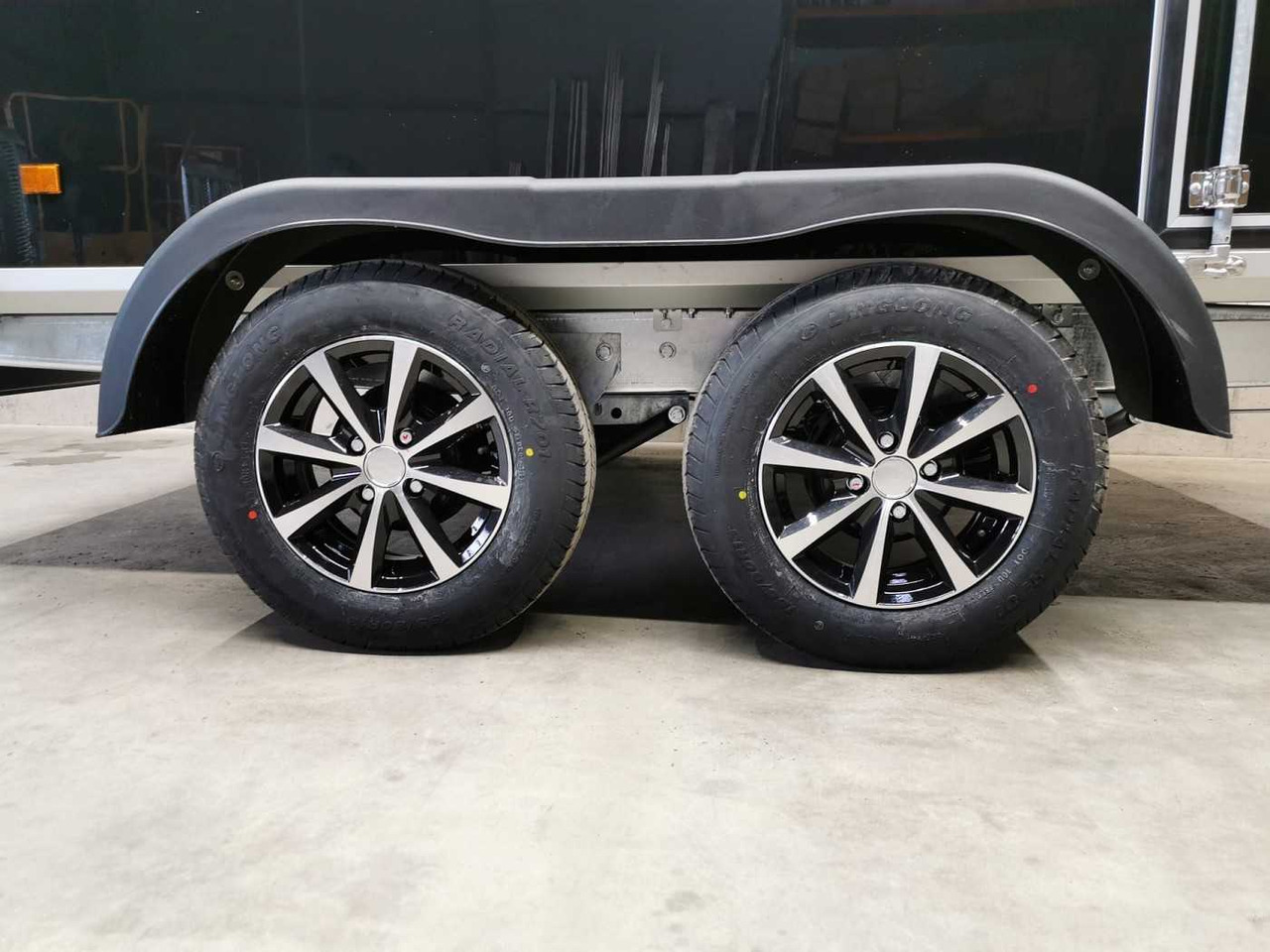 Новый Прицеп-фургон VARIANT Night Edition Tandem Tür Kofferanhänger: фото 18 Новый Прицеп-фургон VARIANT Night Edition Tandem Tür Kofferanhänger: фото 18