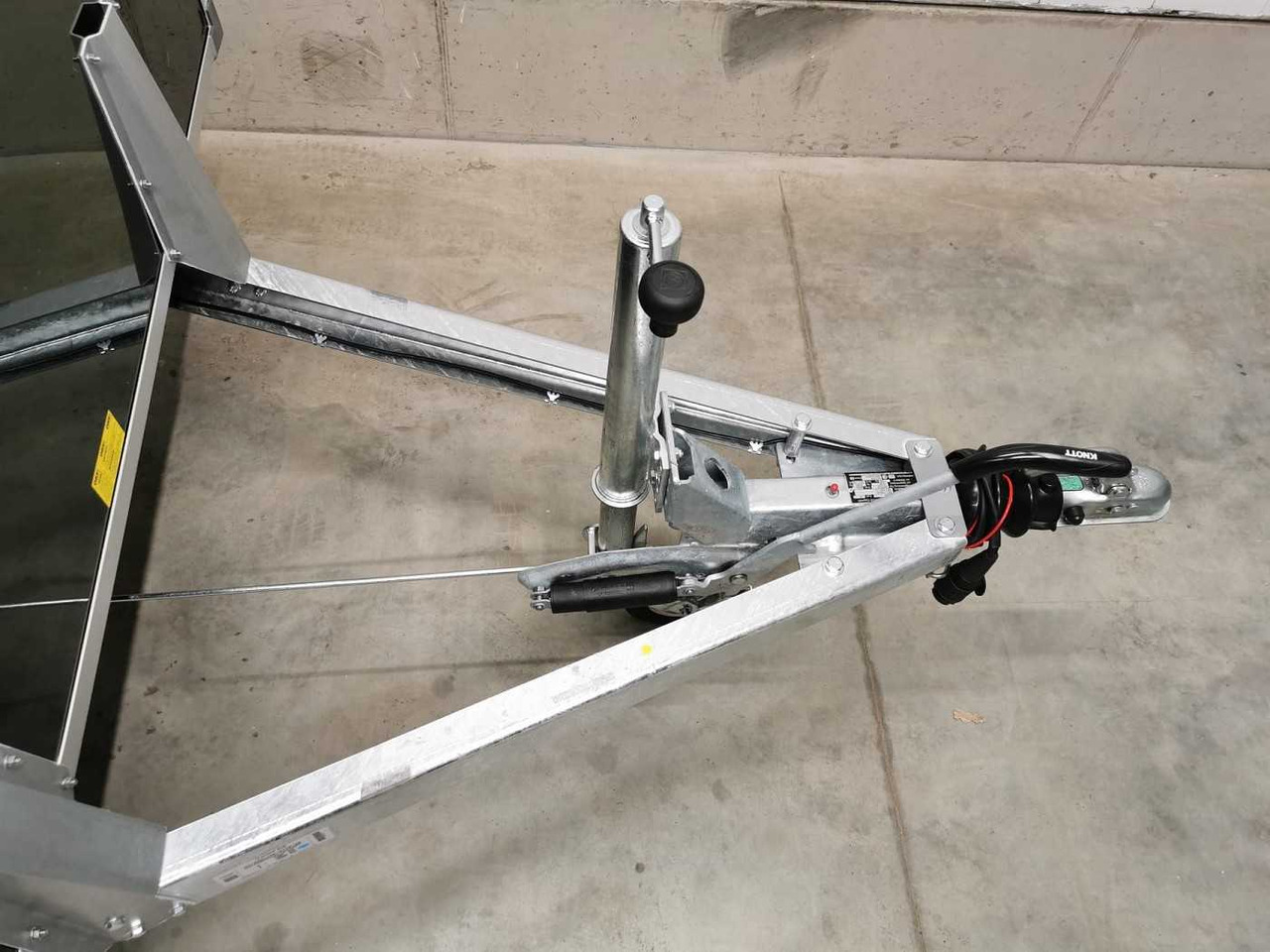 Новый Прицеп-фургон VARIANT Night Edition Tandem Tür Kofferanhänger: фото 17 Новый Прицеп-фургон VARIANT Night Edition Tandem Tür Kofferanhänger: фото 17