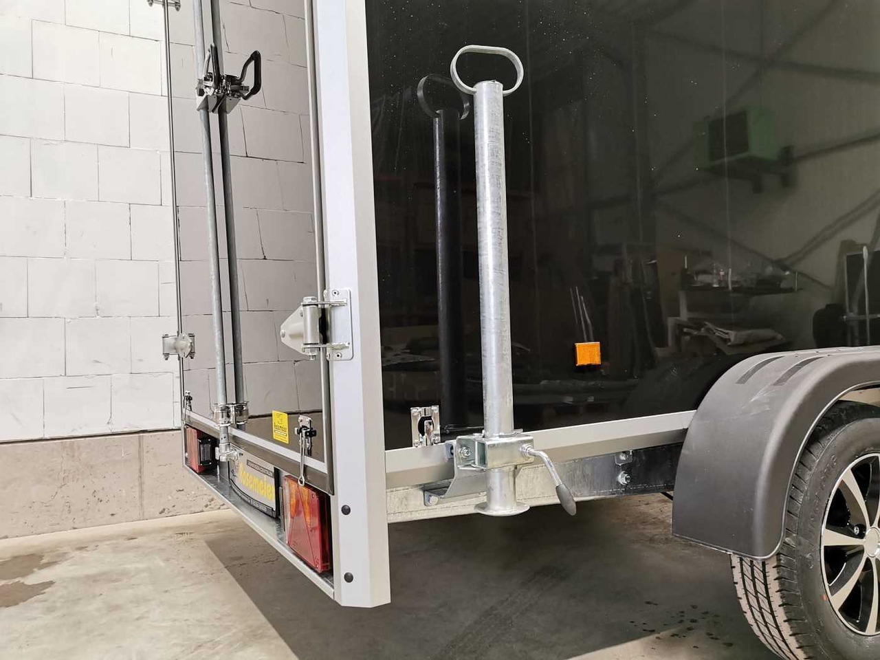 Новый Прицеп-фургон VARIANT Night Edition Tandem Tür Kofferanhänger: фото 12 Новый Прицеп-фургон VARIANT Night Edition Tandem Tür Kofferanhänger: фото 12