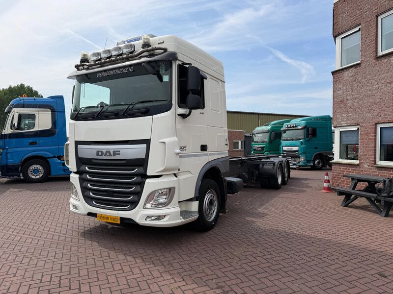 DAF XF 440 6X2 RIGHT HAND DRIVE CHASSIS TOPCONDITION LOW KM - Грузовик-шасси: фото 2 DAF XF 440 6X2 RIGHT HAND DRIVE CHASSIS TOPCONDITION LOW KM - Грузовик-шасси: фото 2