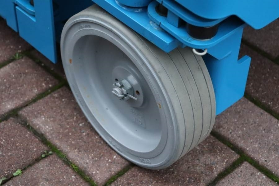 Ножничный подъемник Genie GS1330M All-Electric DC Drive, 5.9m Working Height: фото 6