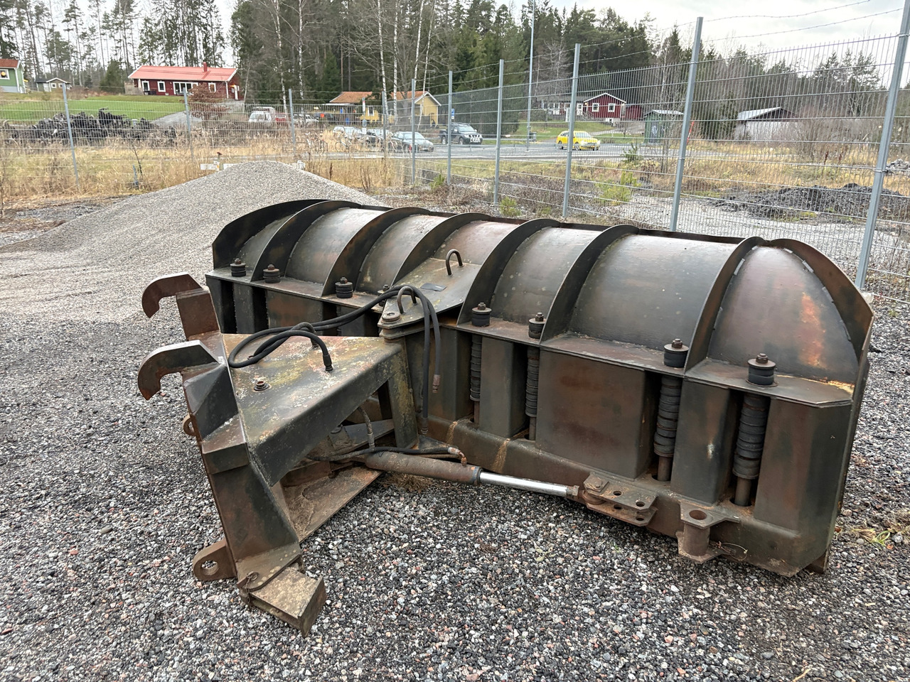 Holms 320 - Отвал для снега: фото 1 Holms 320 - Отвал для снега: фото 1