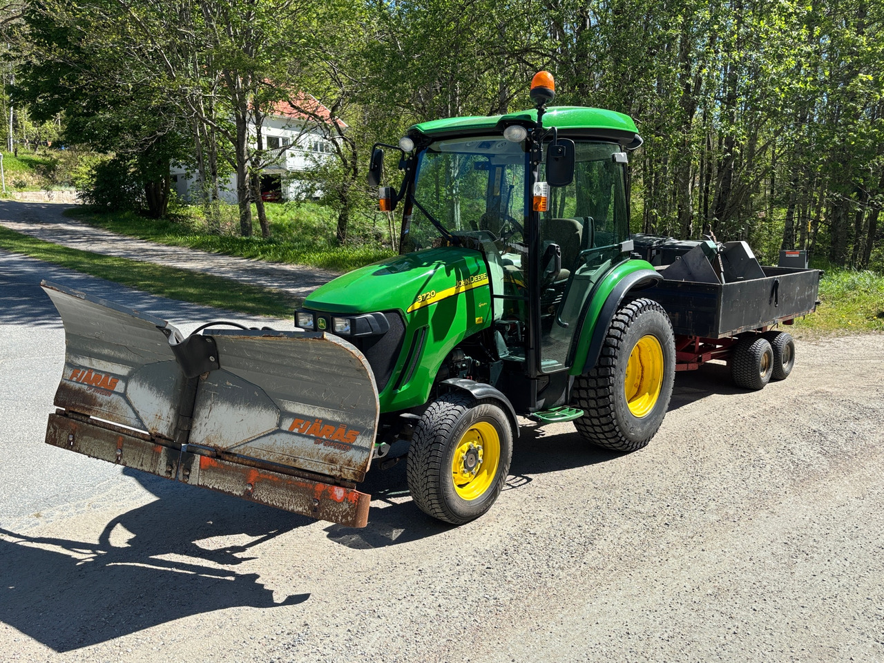 John Deere 3720 - Трактор: фото 1 John Deere 3720 - Трактор: фото 1