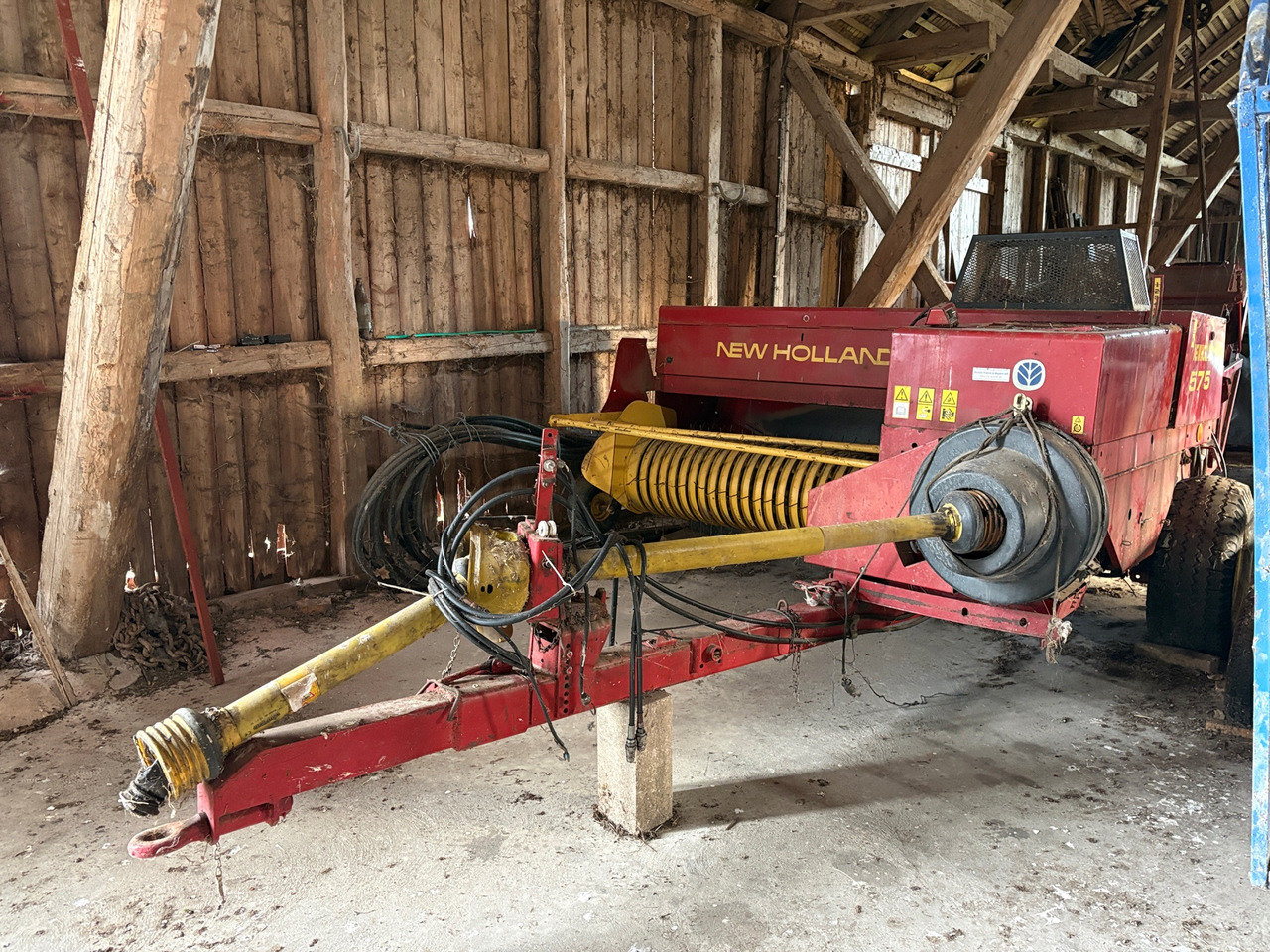 New Holland 575 - Пресс-подборщик рулонный: фото 1 New Holland 575 - Пресс-подборщик рулонный: фото 1