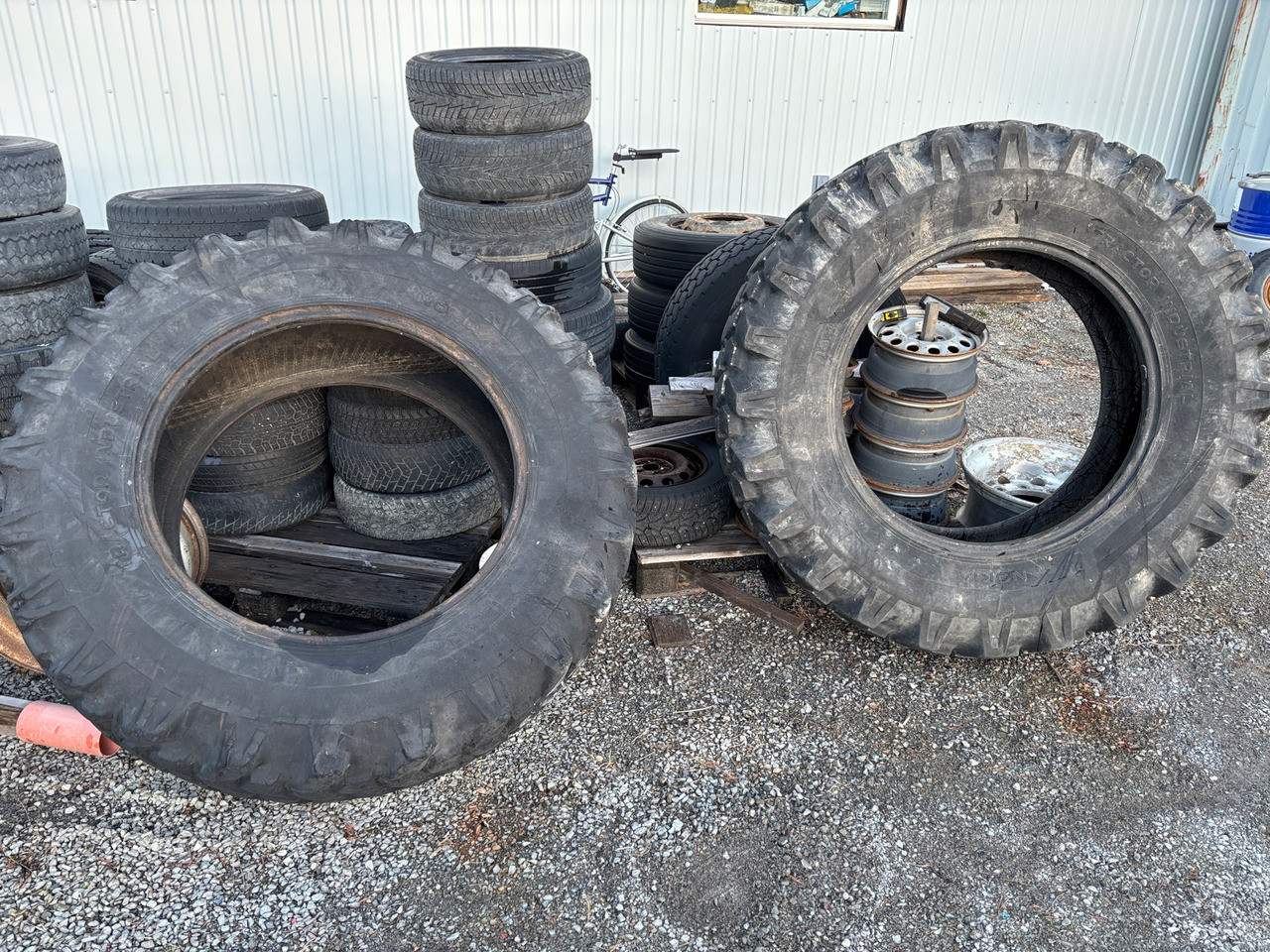 Nokian Tractor Industrial - Шина для Строительной техники: фото 1 Nokian Tractor Industrial - Шина для Строительной техники: фото 1