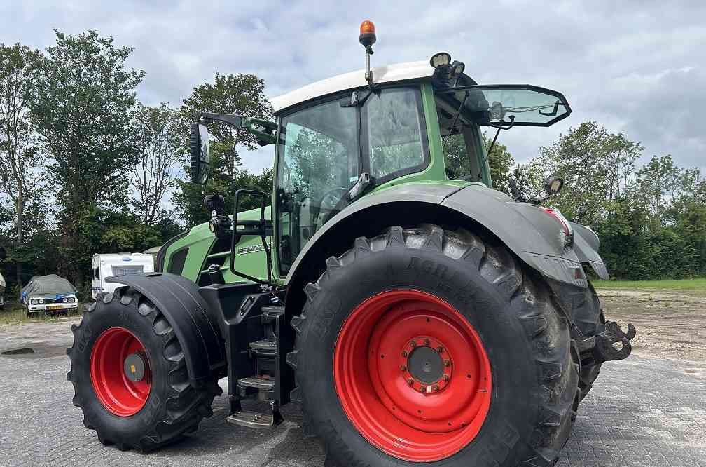Fendt 828 vario profi scr - Трактор: фото 2 Fendt 828 vario profi scr - Трактор: фото 2