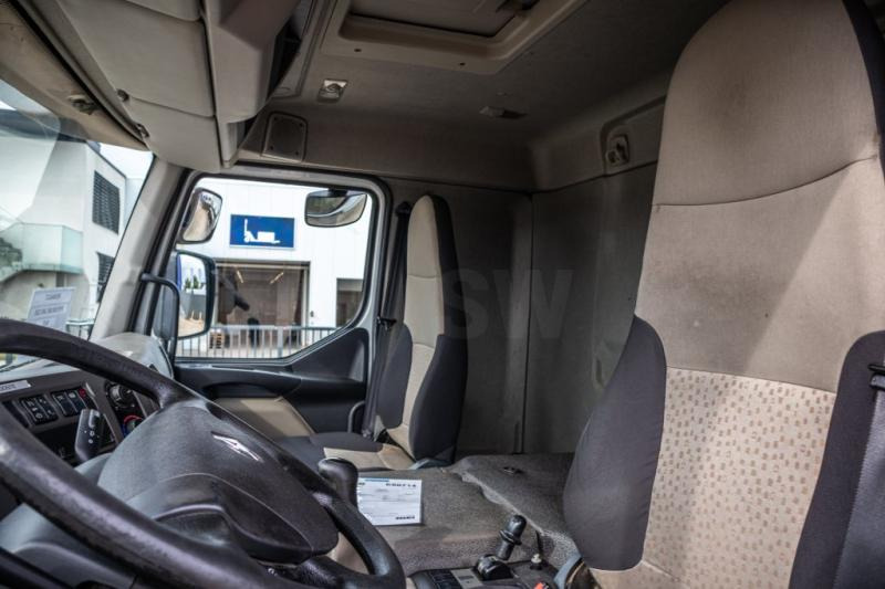 Фото интерьера 1: Грузовик с закрытым кузовом Renault PREMIUM 340 DXI-6X2