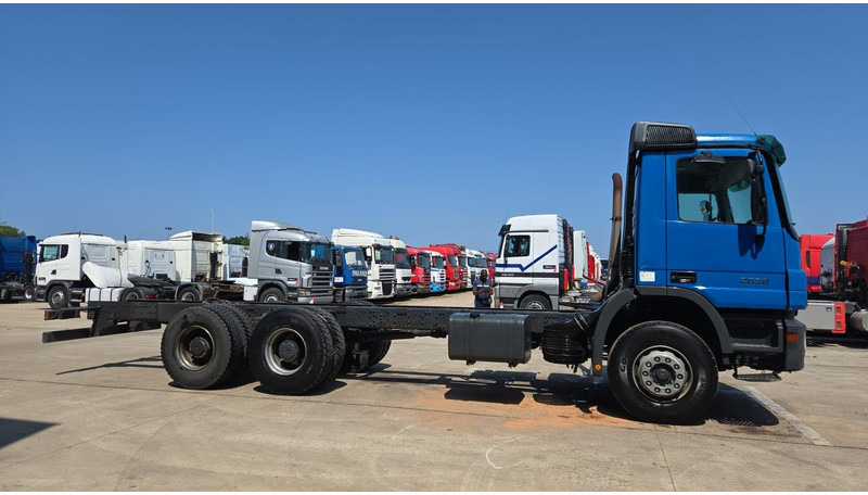 Mercedes-Benz Actros 2636 (MP2 / LAMES / STEEL SUSP. / BOITE MANUELLE / RETARDER !! / TRES PROPRE) - Грузовик-шасси: фото 4 Mercedes-Benz Actros 2636 (MP2 / LAMES / STEEL SUSP. / BOITE MANUELLE / RETARDER !! / TRES PROPRE) - Грузовик-шасси: фото 4