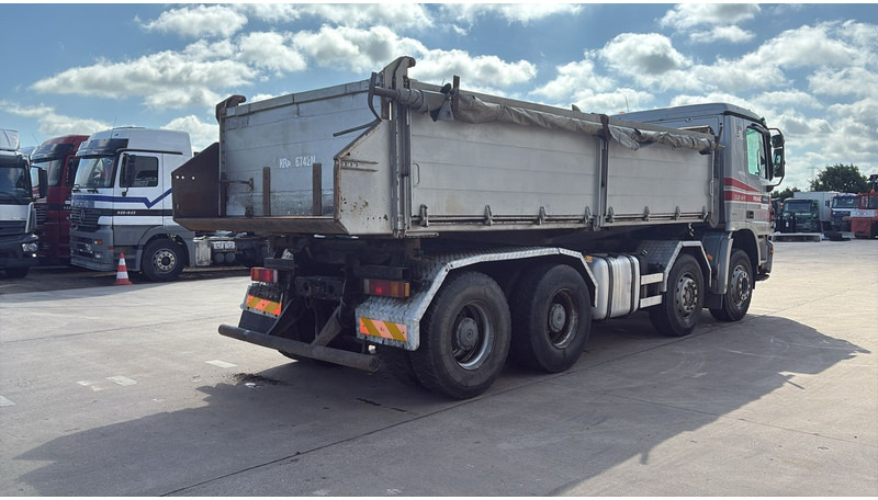 Mercedes-Benz actros 3241 (8X4 / LAMES / GRAND PONT / GRAND BENNE / TRES BONNE ETAT) - Самосвал: фото 5 Mercedes-Benz actros 3241 (8X4 / LAMES / GRAND PONT / GRAND BENNE / TRES BONNE ETAT) - Самосвал: фото 5