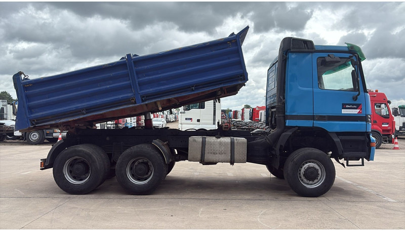 Mercedes-Benz actros 3340 (6X6 / BOITE MANUELLE /MANUAL GEARBOX / 3 PONTS / V6 / MP1) - Самосвал: фото 4 Mercedes-Benz actros 3340 (6X6 / BOITE MANUELLE /MANUAL GEARBOX / 3 PONTS / V6 / MP1) - Самосвал: фото 4