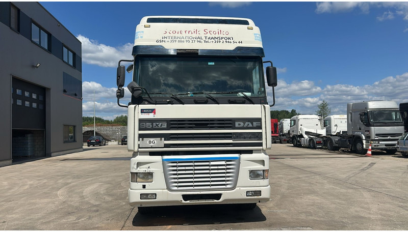 DAF 95 XF 380 (BOITE MANUELLE / EURO 3 / MANUAL GEARBOX / TRES BONNE ETAT) - Тягач: фото 2 DAF 95 XF 380 (BOITE MANUELLE / EURO 3 / MANUAL GEARBOX / TRES BONNE ETAT) - Тягач: фото 2
