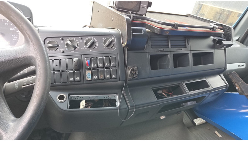Тягач MAN TGA 18.410 (864.000 KM / MANUAL PUMP / MANUAL GEARBOX / RETARDER / POMPE MANUELLE): фото 17