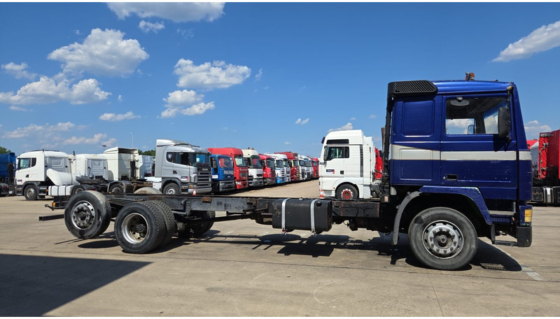 Volvo F 12 - 360 (FULL STEEL SUSPENSION / MANUAL PUMP / SUSP. LAMES / 6X2) - Грузовик-шасси: фото 4 Volvo F 12 - 360 (FULL STEEL SUSPENSION / MANUAL PUMP / SUSP. LAMES / 6X2) - Грузовик-шасси: фото 4