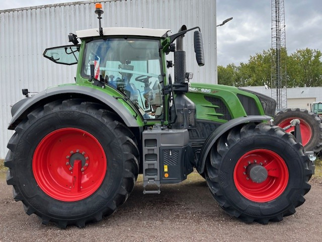 FENDT 826 Vario S4 ProfiPlus - Трактор: фото 3 FENDT 826 Vario S4 ProfiPlus - Трактор: фото 3