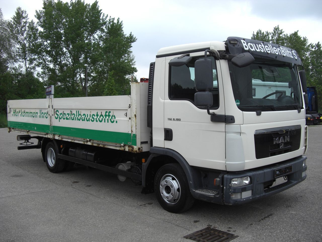 MAN 8180L Baustoffpritsche MAN 8180L Baustoffpritsche - Малотоннажный бортовой грузовик: фото 1 MAN 8180L Baustoffpritsche MAN 8180L Baustoffpritsche - Малотоннажный бортовой грузовик: фото 1