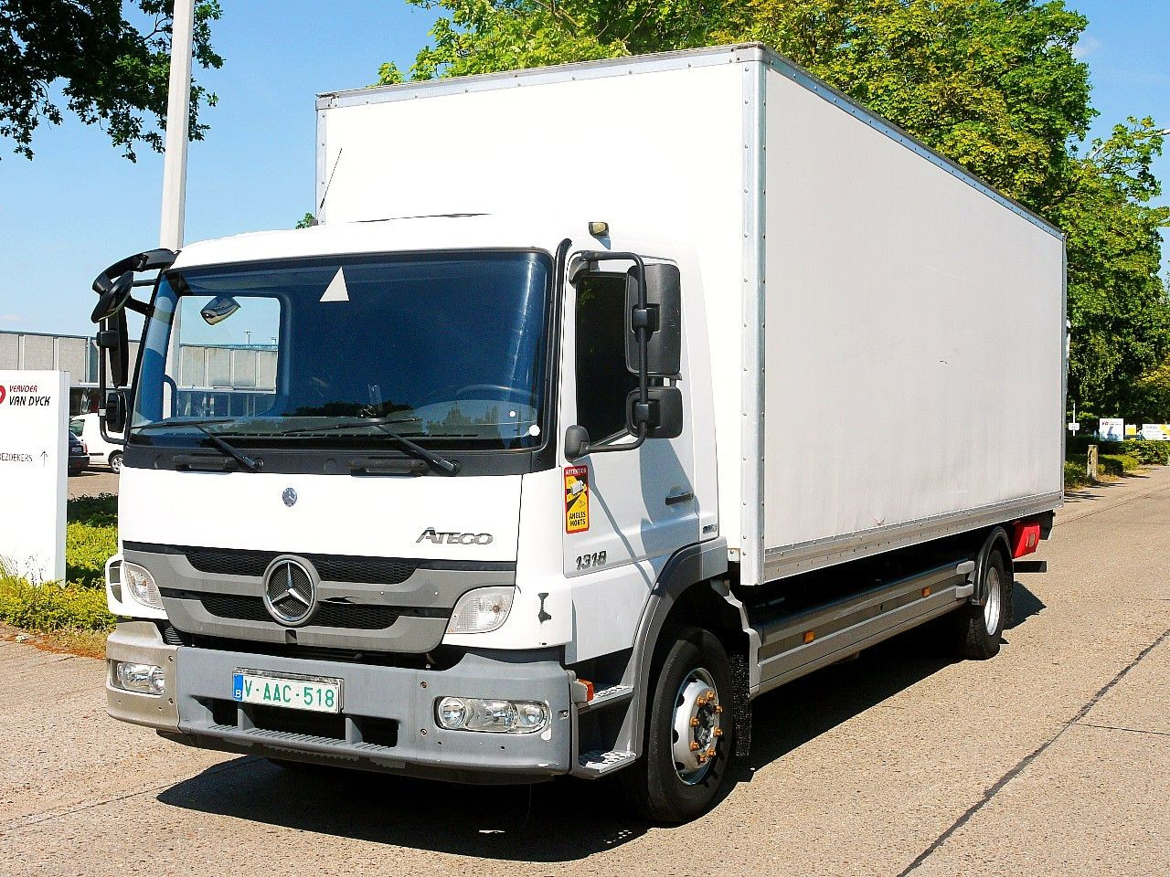 Mercedes-Benz 1318 ATEGO MEUBEL KOFFER LBW MANUAL LUFTFEDERNG - Грузовик с закрытым кузовом: фото 1 Mercedes-Benz 1318 ATEGO MEUBEL KOFFER LBW MANUAL LUFTFEDERNG - Грузовик с закрытым кузовом: фото 1