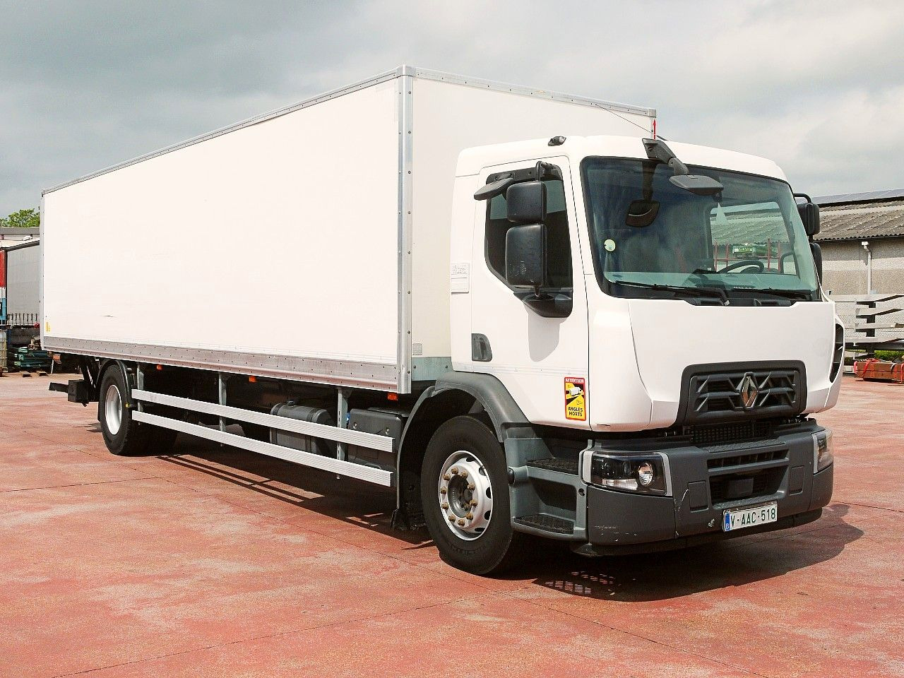 Renault D 19.280 MEUBEL KOFFER LADEBORDWAND 180tkm - Грузовик с закрытым кузовом: фото 2 Renault D 19.280 MEUBEL KOFFER LADEBORDWAND 180tkm - Грузовик с закрытым кузовом: фото 2