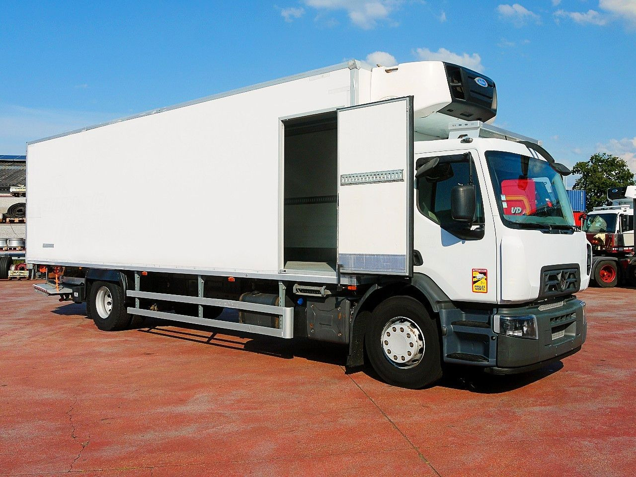 Renault D19.280 KUHLKOFFER CARRIER SUPRA 1150 MT - Рефрижератор: фото 3 Renault D19.280 KUHLKOFFER CARRIER SUPRA 1150 MT - Рефрижератор: фото 3