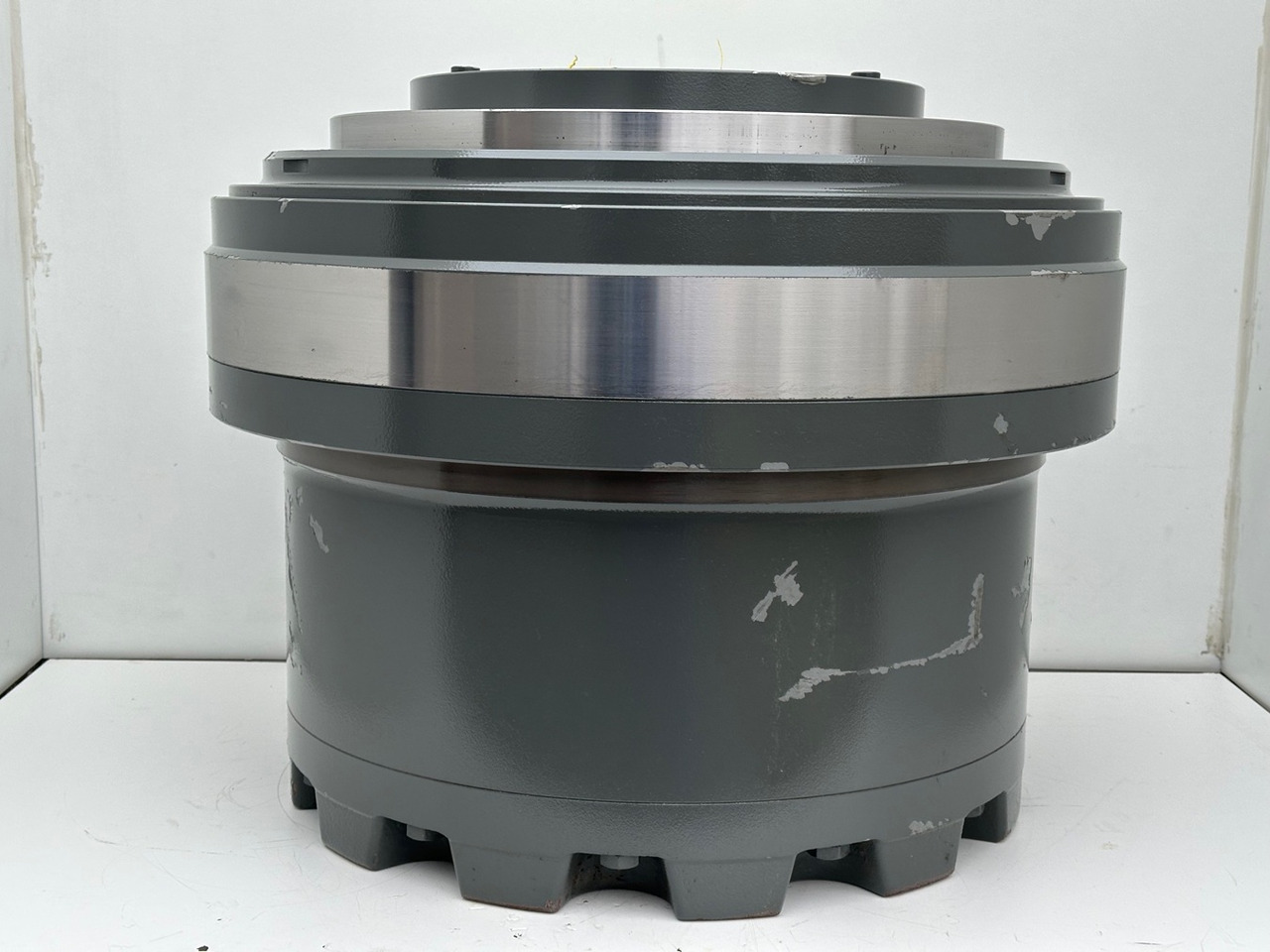 LIEBHERR Original Fahrantrieb Typ:FAT550P046 mit ID-Nr.9443780 – ID-Nr.944378003 – ID-Nr.90008209. A900,LH120,LH150,E974,ER974,LOS412,LOS974,R964,R966,R970,R974,R976,R980. #944378003.159-011# - Бортовой редуктор для Гусеничных экскаваторов: фото 3 LIEBHERR Original Fahrantrieb Typ:FAT550P046 mit ID-Nr.9443780 – ID-Nr.944378003 – ID-Nr.90008209. A900,LH120,LH150,E974,ER974,LOS412,LOS974,R964,R966,R970,R974,R976,R980. #944378003.159-011# - Бортовой редуктор для Гусеничных экскаваторов: фото 3